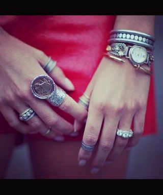 La imagen puede contener una persona humana Reloj de pulsera Accesorios de joyería Accesorio Dedo y mano