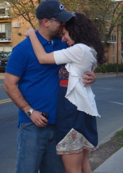 La imagen puede contener Pantalones Ropa Vestimenta Persona humana Abrazo Pantalones cortos Vaqueros y mezclilla