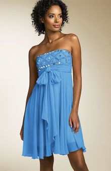 La imagen puede contener Ropa Vestimenta Vestido Vestido de noche Vestido Bata Moda Persona humana Mujer y mujer