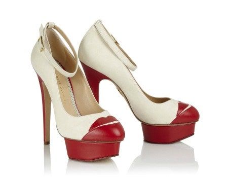 Bildet kan inneholde Clothing Apparel Footwear Shoe Sandal og høy hæl