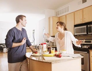 La imagen puede contener una persona humana en el interior de la habitación, horno y electrodomésticos