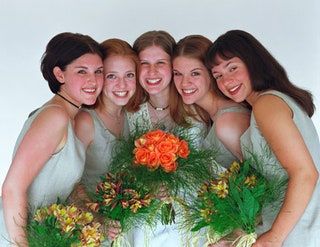 La imagen puede contener Ropa Vestimenta Persona humana Dama de honor Traje de boda Moda y vestido