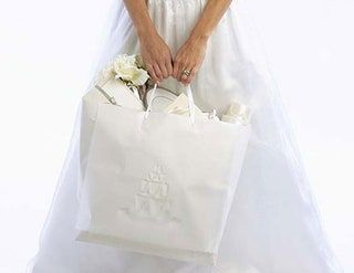 La imagen puede contener Bolsa Persona humana Comida Postre Pastel Pastel de bodas Bolsa de plástico y plástico