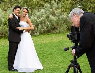 La imagen puede contener Persona humana Ropa de trípode Vestido de boda Vestido de novia Ropa Bata y moda