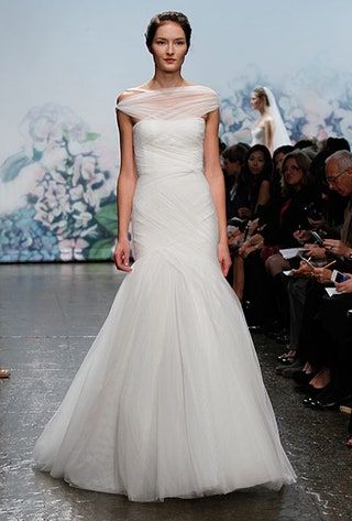 画像には衣料品アパレル人間ファッション結婚式のウェディングドレスガウンローブイブニングドレスとドレスが含まれている可能性があります