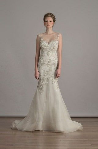 画像には衣料品のローブのファッションガウン人間の人の結婚式とウェディングドレスが含まれている可能性があります