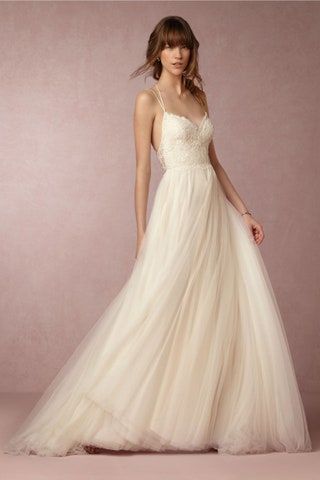 画像には衣料品のアパレルウェディングファッションガウンウェディングドレスローブ人間の人女性と女性が含まれている可能性があります