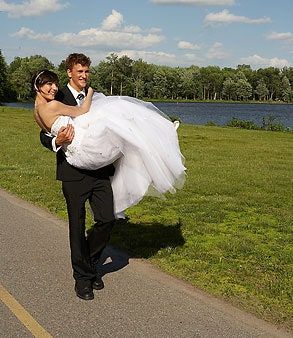 Bild könnte enthalten Kleidung Kleidung Menschliche Person Mode Robe Kleid Hochzeit Bräutigam Braut und Hochzeitskleid