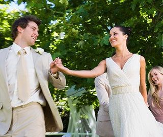 Bild kann enthalten Kleidung Kleidung Menschliche Person Hochzeitsmode Kleid Hochzeitskleid Robe Mantel Mantel und Anzug