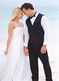 Dieses Bild kann enthalten Kleidung Kleidung Kleid Mensch Person Mantel Anzug Mantel Mode Kleid Robe und Smoking
