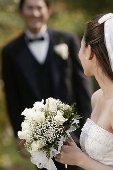 Bild könnte enthalten Kleidung Kleidung Windel Mensch Robe Mode Mantel Mantel Anzug Kleid Hochzeit und Braut