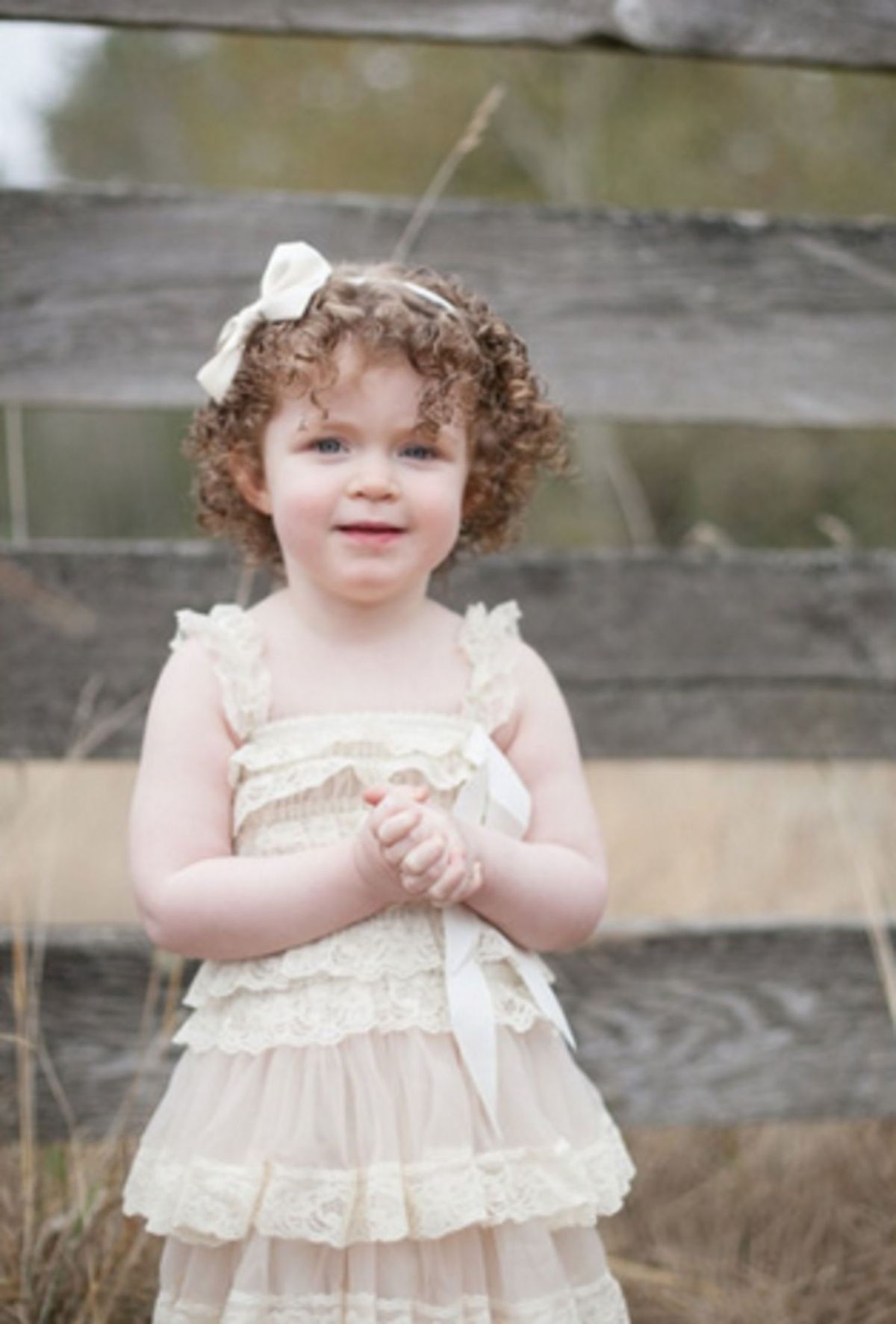 La imagen puede contener Vestido Ropa Vestimenta Persona humana Rostro Mujer Sonrisa Niña Niño Adolescente Rubia Niño y mujer