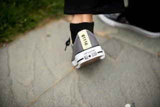 画像には衣料品の靴とスニーカーが含まれている場合があります