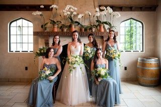 画像には衣料品アパレル人間の結婚式のファッションガウン花嫁介添人ローブとヴァネッサベイヤーが含まれている可能性があります
