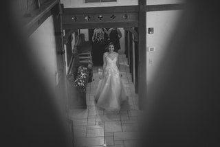 画像には衣料品アパレル人間女性ファッションガウンローブ女性イブニングドレスと床が含まれている可能性があります