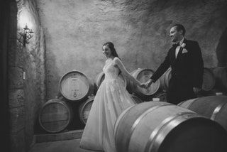 画像には衣料品アパレル人間の人のファッションローブガウン女性の結婚式の花嫁のウェディングドレスと女性が含まれている可能性があります