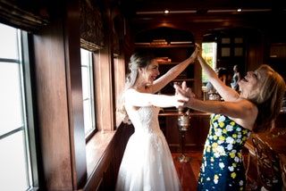 画像には衣料品アパレル人間女性ファッションガウンイブニングドレスローブ女性と結婚式が含まれている可能性があります