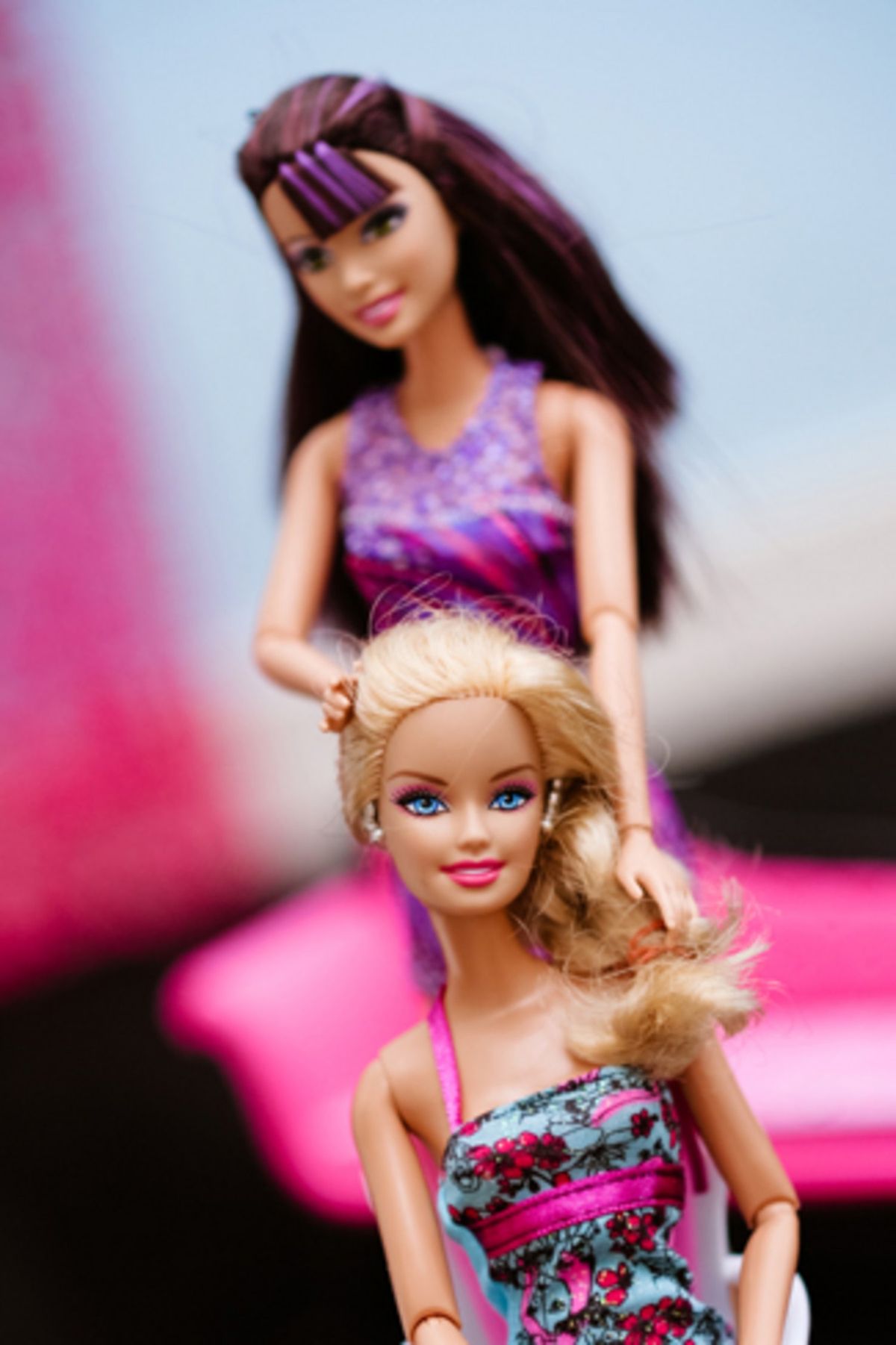 Slika lahko vsebuje lutka igrače Barbie figurica Adam Hughes Človek in oseba