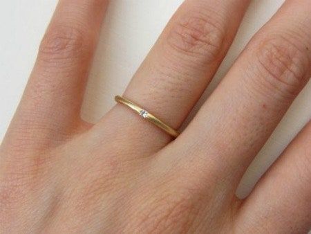 La imagen puede contener un anillo y un accesorio de joyería para una persona humana.