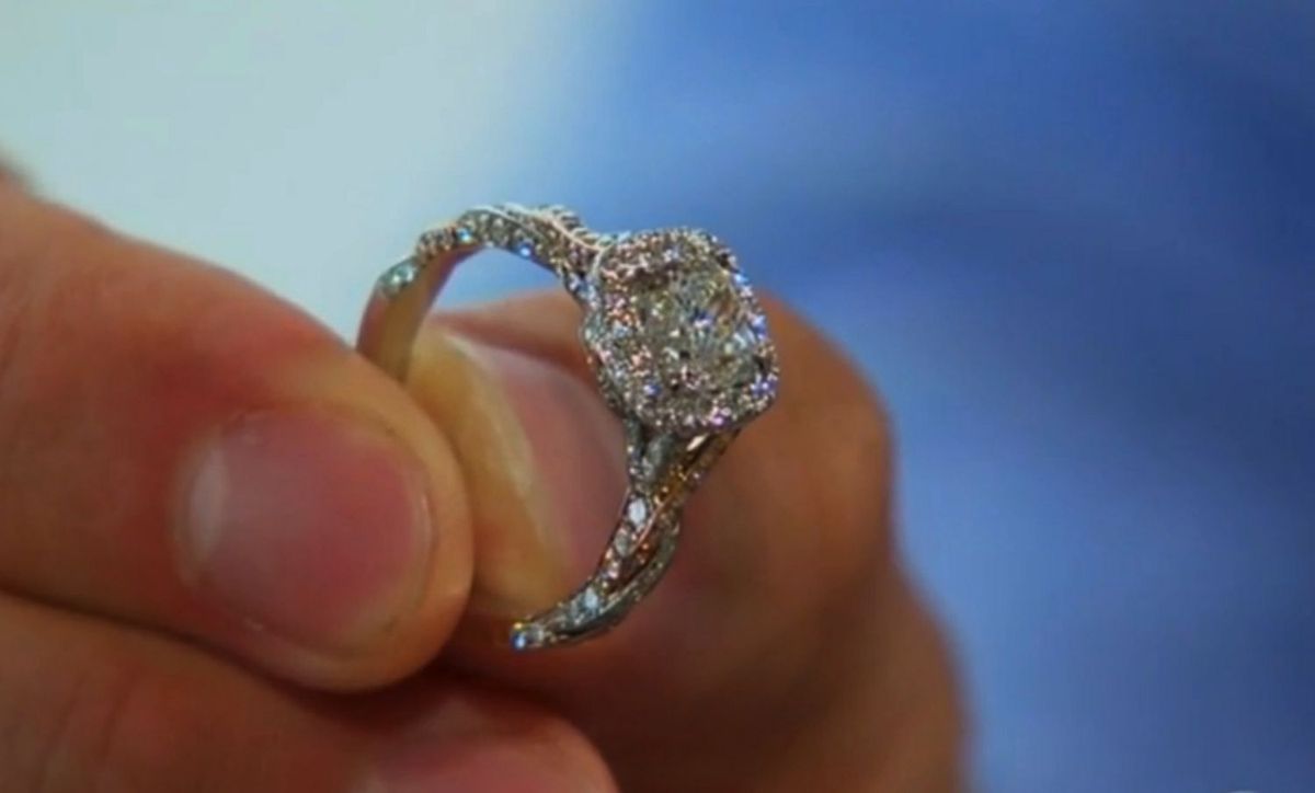 La imagen puede contener Accesorios de joyería Accesorio Anillo humano y persona
