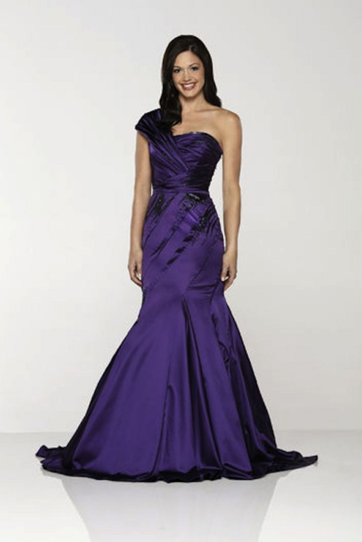 La imagen puede contener Vestido Ropa Vestimenta Persona femenina humana Bata Moda Vestido de noche Mujer y boda