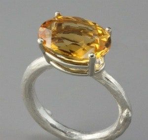 La imagen puede contener accesorios de joyería, accesorio de anillo y plata