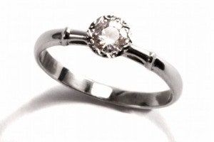 La imagen puede contener accesorios de joyería, accesorio y anillo