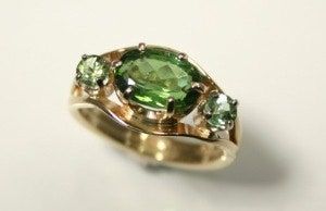 La imagen puede contener Accesorios Accesorio Joyas Piedra preciosa Esmeralda y anillo