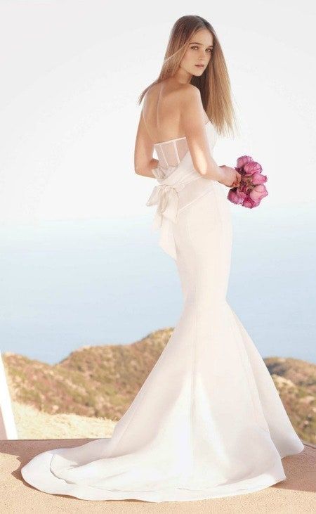 La imagen puede contener Ropa Vestimenta Vestido de moda de boda Bata Vestido de novia Persona humana Mujer y planta