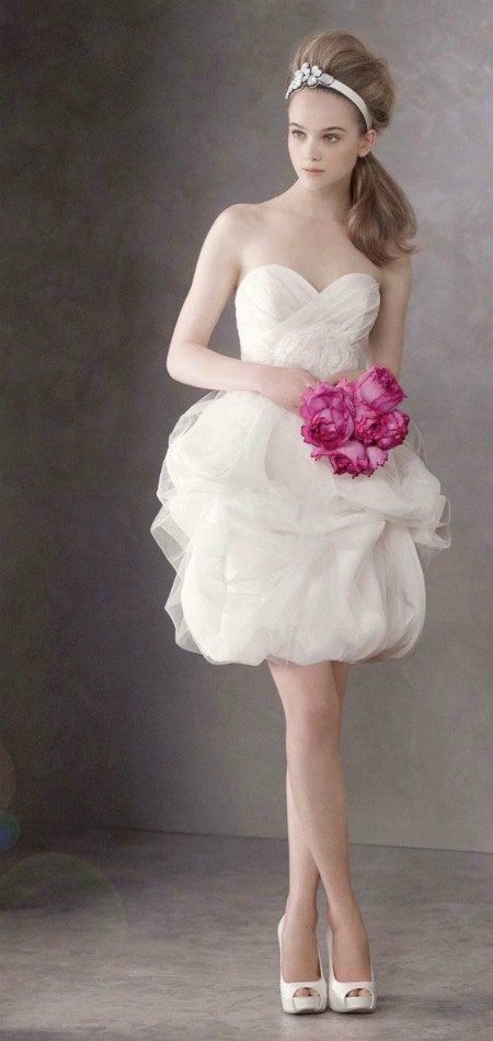 La imagen puede contener Ropa Vestimenta Vestido Persona humana Vestido de noche femenino Vestido de moda Bata y planta