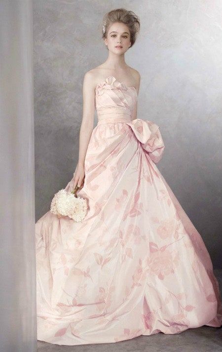 La imagen puede contener Ropa Vestimenta Traje de boda Vestido de moda Vestido de novia Persona humana Mujer y vestido de noche