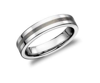 La imagen puede contener accesorios de joyería Accesorio de anillo de platino y plata