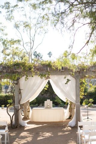 Afbeelding kan de veranda bevatten Tent Patio Outdoors en Pergola