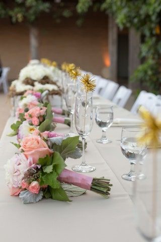 Afbeelding kan het volgende bevatten Plant Bloem Bloesem Meubels Glas Bloemstuk Bloemboeket Eettafel en tafel