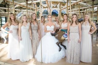 Afbeelding kan het volgende bevatten Kleding Kleding Menselijk persoon Modejurk Robe Bruidsjurk Trouwjurk voor dames en avondjurk