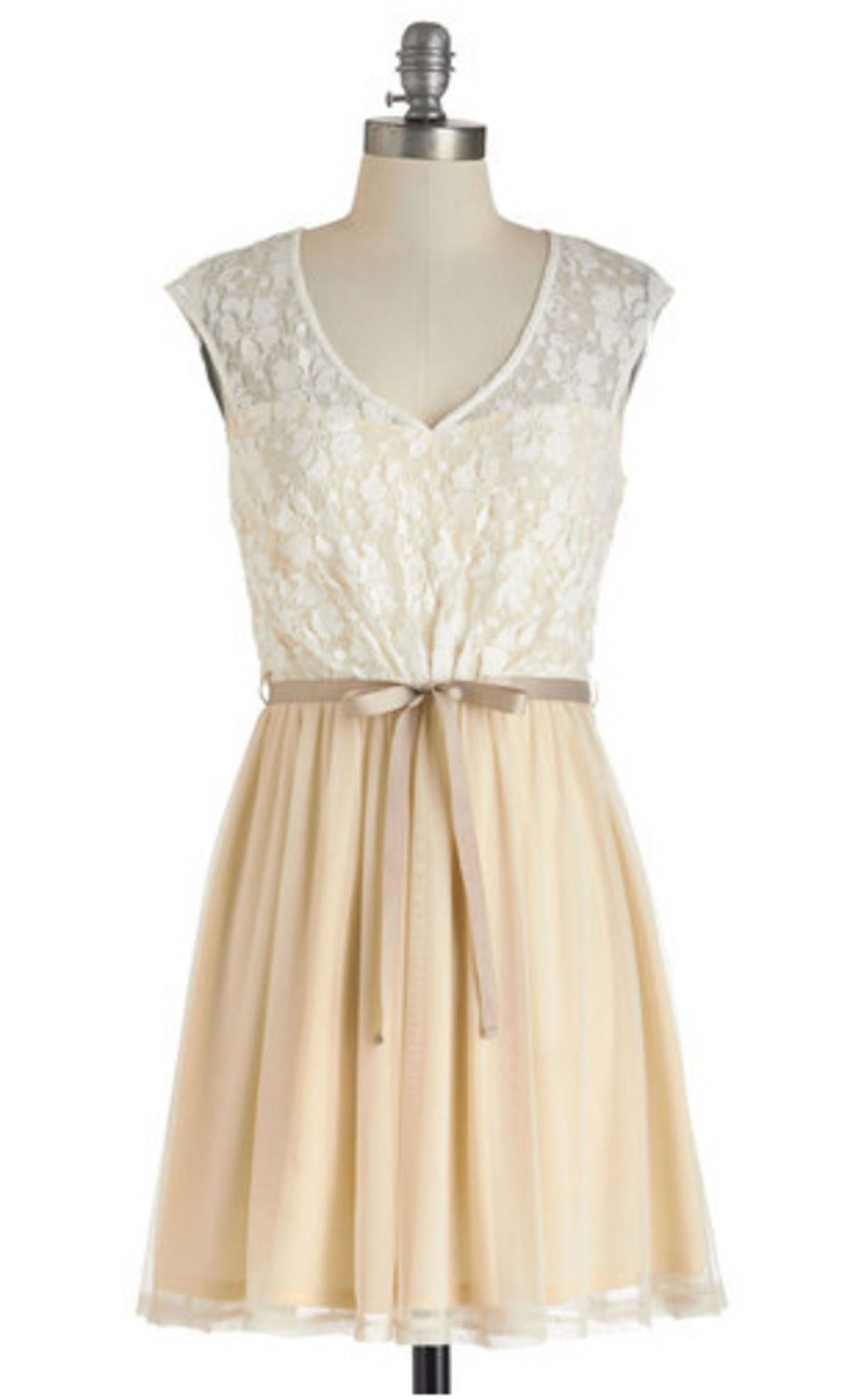 Bild könnte enthalten Kleidung Kleidung Abendkleid Kleid Robe Mode Kleid Bluse und Rock
