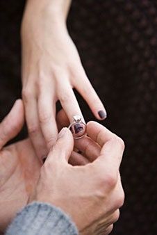 La imagen puede contener accesorios de persona humana, joyería y anillo