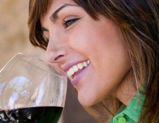 Slika lahko vsebuje Človeška oseba Zmenki Pijača Pijača Rdeče vino Vino Alkohol Ana Victoria Kozarec in Pitje