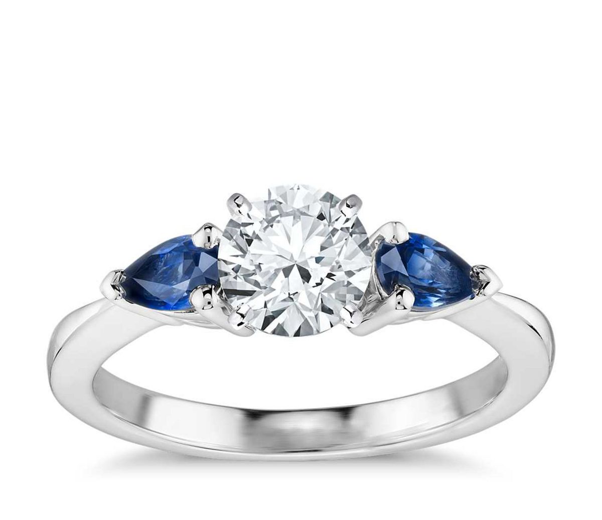 Bild kann Schmuck Ring Zubehör Zubehör Edelstein Saphir und Diamant enthalten