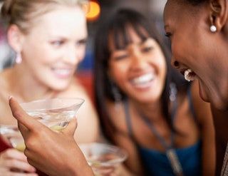 La imagen puede contener bebida y bebida de cara de persona humana que está saliendo
