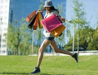 La imagen puede contener una persona humana caminando y al aire libre