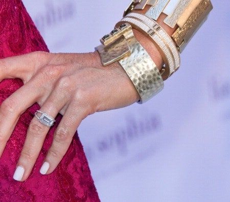 Slika lahko vsebuje dodatki za zapestne ure Dodatki Nakit Človek in oseba