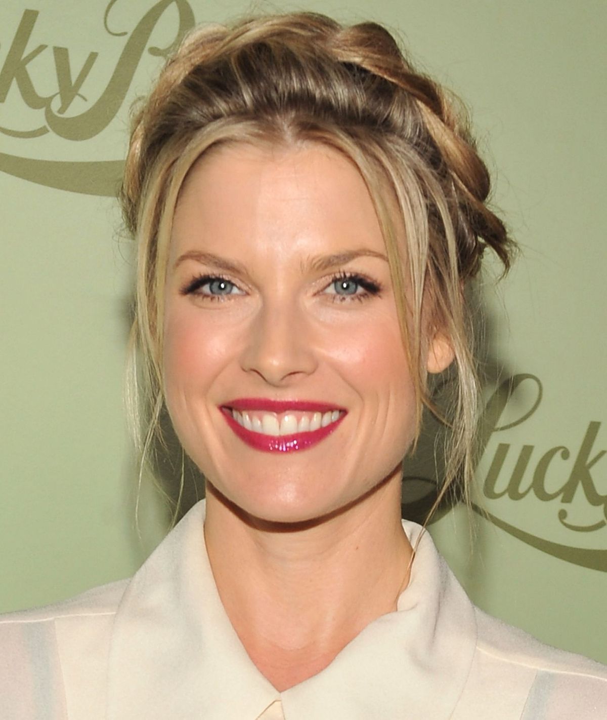 La imagen puede contener la sonrisa y el texto de Ali Larter Face Human Person