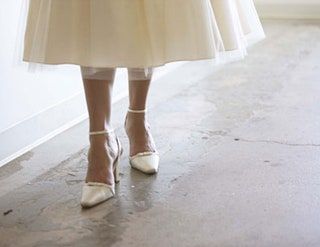 Bild kann enthalten Kleidung Bekleidung Schuhe Mensch und Schuh