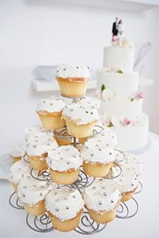 Bild könnte Creme Cream Food Dessert Cake Cupcake Hochzeitstorte und Muffin enthalten