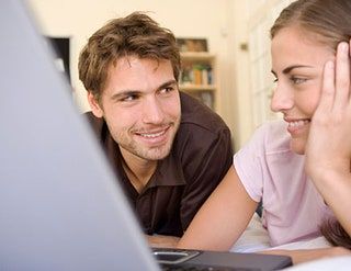 Das Bild kann eine menschliche Person enthalten, die mit Menschen und Gesicht ausgeht