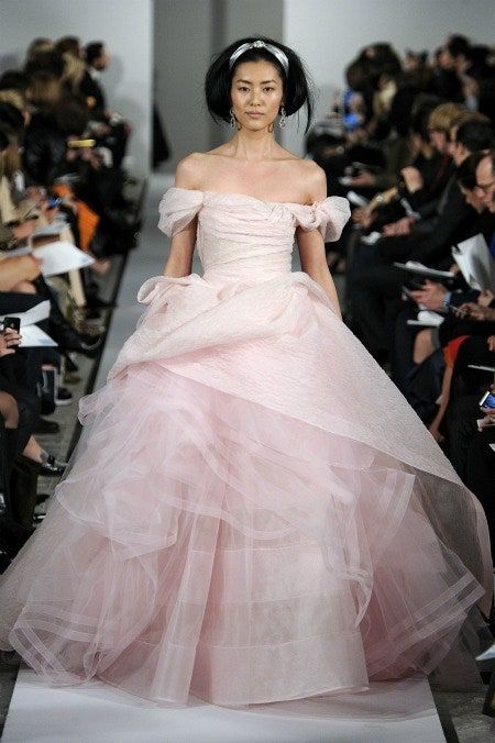 La imagen puede contener Ropa Ropa Vestido de novia Liu Wen Vestido de moda de boda Bata Persona humana y vestido de noche