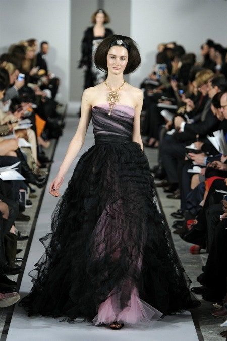 La imagen puede contener Ropa Vestimenta Persona humana Moda Vestido de noche Bata y mujer