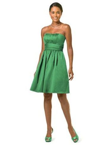 La imagen puede contener Vestido Ropa Ropa Persona femenina humana Decoración del hogar Moda Vestido de noche Vestido Bata y mujer