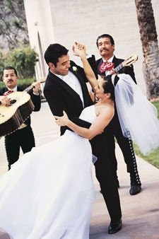 La imagen puede contener Ropa Vestimenta Persona humana Bata Moda Vestido de boda Traje Abrigo Abrigo y novio
